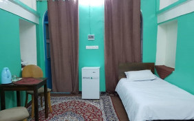 اتاق یک تخته اقامتگاه سنتی عمارت پدری شوشتر