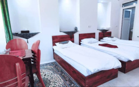 اتاق سه تخته اقامتگاه سنتی عمارت پدری شوشتر