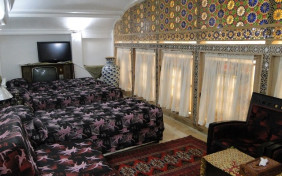 اتاق سه تخته هتل آنتیک ملک التجار یزد