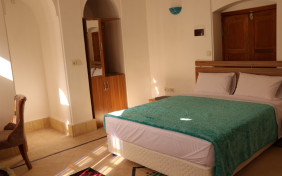 اتاق دو تخته دبل (بدون سرویس بهداشتی ) هتل بوتیک دربار یزد