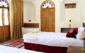 اتاق سه تخته بنفشه هتل تاریخی خانه آقازاده ابرکوه