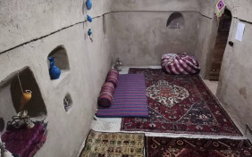 اتاق شش نفره کف خواب اقامتگاه بومگردی بوم قلعه آریز بافق