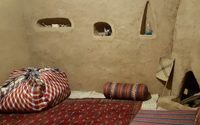 اتاق دونفره کف خواب اقامتگاه بومگردی بوم قلعه آریز بافق