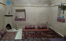 اتاق پنج نفره کف خواب اقامتگاه بومگردی بوم قلعه آریز بافق