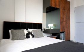 سوئیت یک خوابه چهارنفره رو به دریا(تخت+مبل تخت خواب شو) هتل آپارتمان رویال بلوگا بندر انزلی