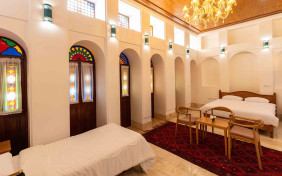 اتاق سه تخته ریشهر اقامتگاه سنتی دنسه ریحان بوشهر