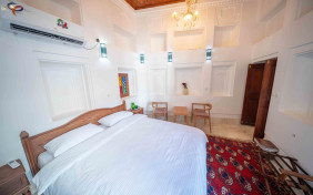 اتاق دوتخته دبل بن مانع اقامتگاه سنتی دنسه ریحان بوشهر