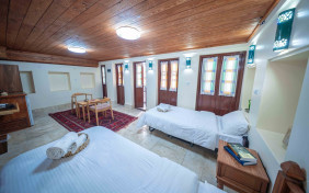 اتاق دوتخته توئین لیل اقامتگاه سنتی دنسه ریحان بوشهر