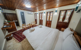 اتاق دوتخته دبل جمبو اقامتگاه سنتی دنسه ریحان بوشهر