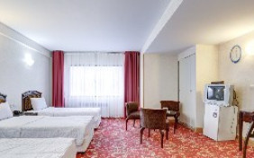 اتاق سه تخته پشت به پیست هتل یک هتل جهانگردی دیزین