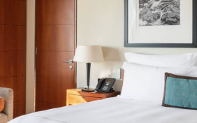 یک تخته دلوکس هتل جمیرا امارات تاورز (Jumeirah Emirates Towers) دبی