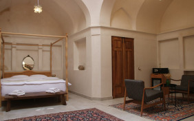 اتاق دوتخته دبل آشیانه هزار اقامتگاه سنتی عمارت بالابان کاشان