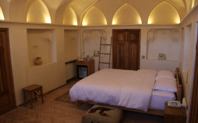 اتاق دوتخته دبل آشیانه سهره اقامتگاه سنتی عمارت بالابان کاشان