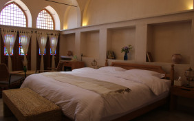 اتاق دوتخته دبل آشیانه مینا اقامتگاه سنتی عمارت بالابان کاشان