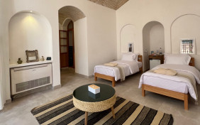 اتاق چهارتخته آشیانه پرسوک اقامتگاه سنتی عمارت بالابان کاشان