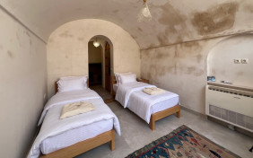 اتاق دوتخته توئین آشیانه گیلار اقامتگاه سنتی عمارت بالابان کاشان