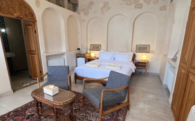 اتاق دو تخته دبل آشیانه دارکوب اقامتگاه سنتی عمارت بالابان کاشان