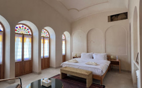 اتاق دو تخته دبل آشیانه لیکو اقامتگاه سنتی عمارت بالابان کاشان