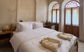 اتاق دو تخته دبل آشیانه زاغ اقامتگاه سنتی عمارت بالابان کاشان