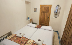 اتاق یک تخته زمرد اقامتگاه سنتی کاشانه روشن کاشان