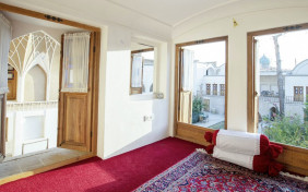 اتاق دونفره کف خواب سنتی سه دری117 اقامتگاه سنتی سرای کاسیان کاشان