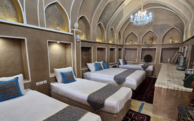 اتاق پنج تخته فاطیما(سرویس بهداشتی وحمام اختصاصی خارج از اتاق ) اقامتگاه سنتی صباغیان کاشان