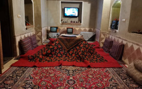 سوئیت پنج نفره شاه نشین(کف خواب) اقامتگاه بومگردی پایو خور و بیابانک