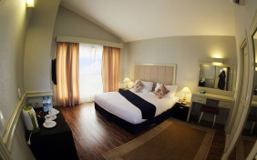 سوئیت دو نفره رویال رو به غروب هتل ترنج کیش