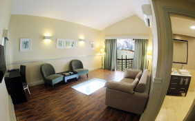 سوئیت سه نفره رویال رو به ترنج هتل ترنج کیش