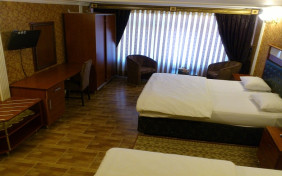 اتاق سه تخته هتل شهریار بازرگان ماکو