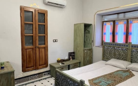 اتاق دو تخته ( مستر دار ) اقامتگاه سنتی عمارت جمشیدیه شیراز