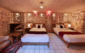 اتاق دوتخته توئین شوریده هتل بوتیک سنتی عمارت فرهادی شیراز