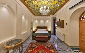 اتاق دوتخته دبل کریم خان vip هتل بوتیک سنتی عمارت فرهادی شیراز