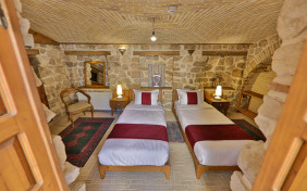 اتاق دوتخته توئین سنگی هتل بوتیک سنتی عمارت فرهادی شیراز