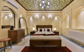 اتاق سه تخته ارسی پستو رویال vip هتل بوتیک سنتی عمارت فرهادی شیراز