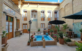 اقامتگاه سنتی طاوسی شیراز