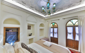 اتاق دوتخته دبل فیروزه اقامتگاه سنتی عمارت سحرخیزان شیراز