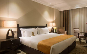 اتاق سه تخته خانواده رو به شهر PF (طبقه 10 تا 14) هتل اسپیناس پالاس تهران