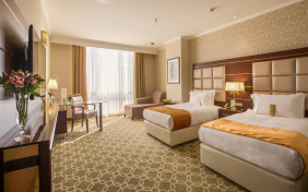 اتاق دو تخته توئین استاندارد رو به شهر PF (طبقات 10 تا 14) هتل اسپیناس پالاس تهران