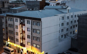 هتل فول مون (Full Moon) وان