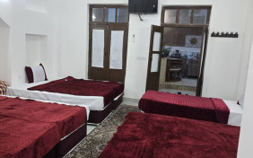 اتاق چهارتخته قنات دار ( سرویس بهداشتی مشترک ) اقامتگاه بومگردی چهار قنات یزد