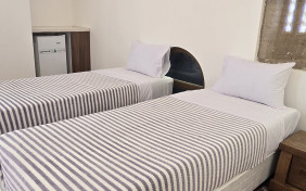 اتاق چهارتخته اقامتگاه بومگردی خانه حقیقت یزد