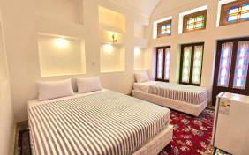 اتاق سه تخته اقامتگاه بومگردی خانه حقیقت یزد