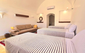 سوئیت سه تخته اقامتگاه بومگردی خانه حقیقت یزد