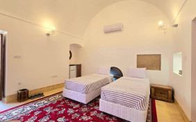 اتاق دوتخته اقامتگاه بومگردی خانه حقیقت یزد