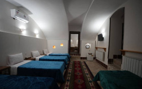 اتاق پنج تخته هتل سنتی رز یزد