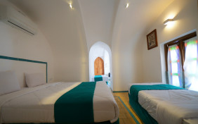 اتاق  پنج  تخته هتل سنتی کوروش یزد