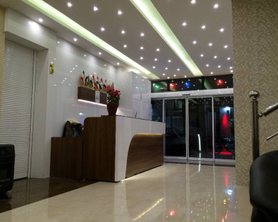 Qhom-WhithAcacia-6.jpg