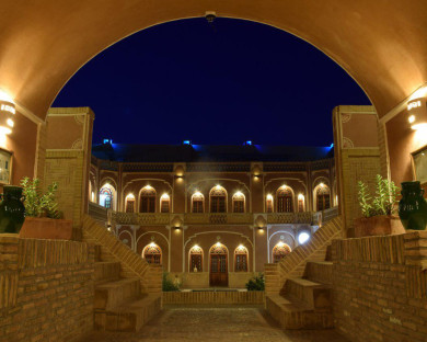 Yazd-KarvansarayeMoshirYazd-15.jpg