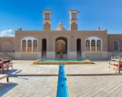 اقامتگاه بومگردی خانه باغ شاکر آران و بیدگل